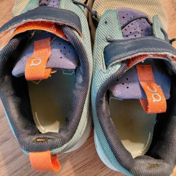 On Cloud Play Running Shoes Sneakers Kids Youth Size 1 - Picture 6 of 7